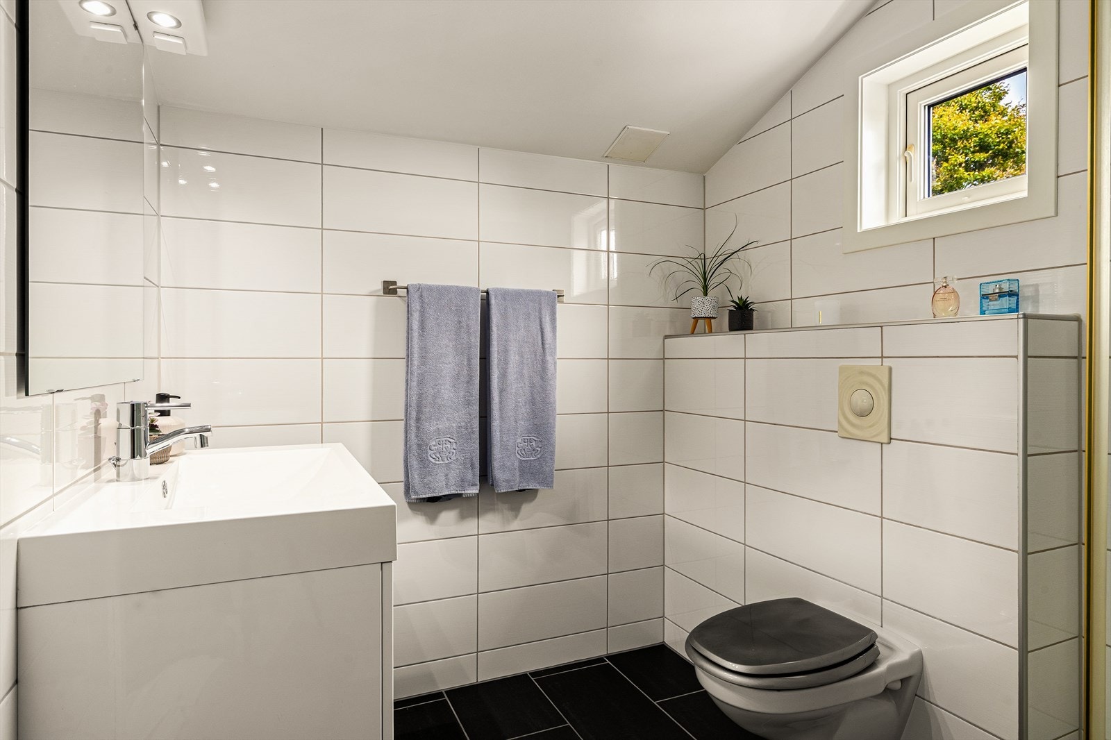 Innvendige overflater består av fliser på gulv og vegger, samt slette, malte flater i tak. Det er for øvrig Det er elektriske varmekabler i gulv for ekstra komfort. Galleribilde