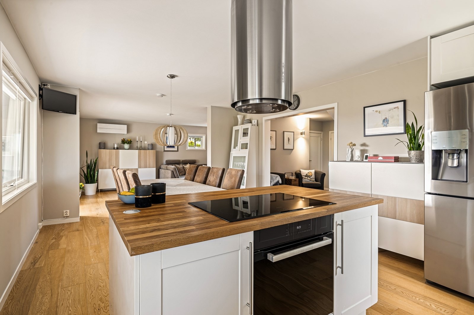 Åpen løsning mellom stue og kjøkken - perfekt for sosiale stunder. Galleribilde