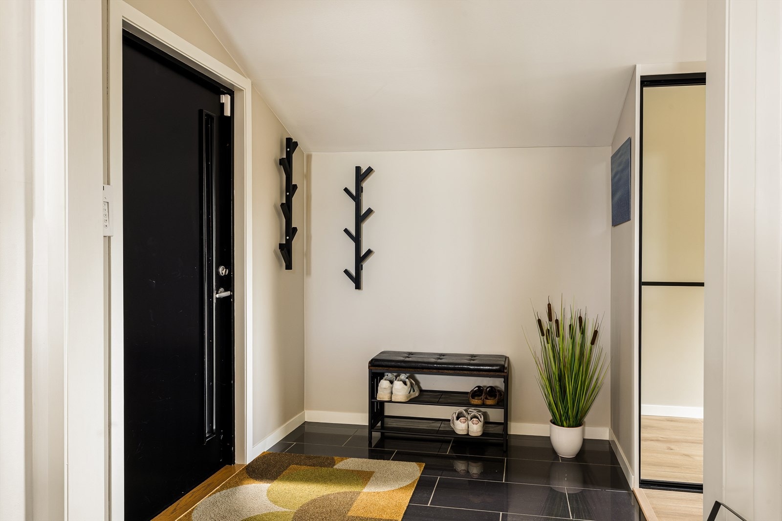 Velkommen inn i en lys og romslig entré. Galleribilde