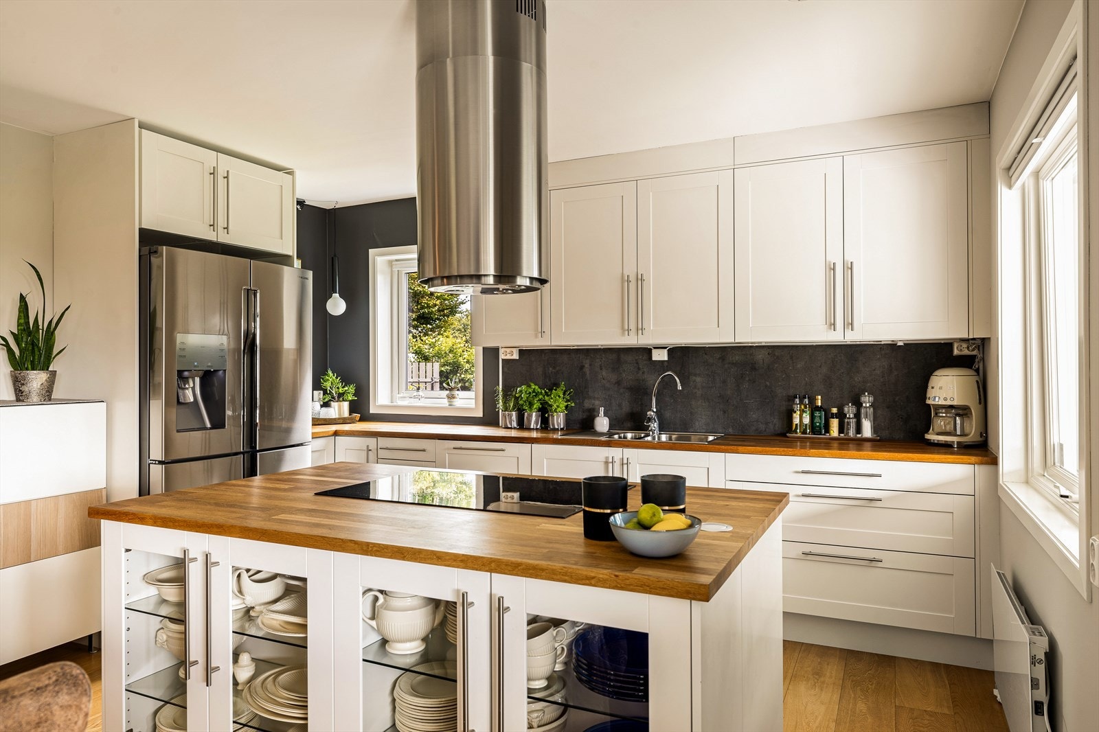 Over kjøkkenbenken er det vindu som gir godt lys inn i rommet. Galleribilde