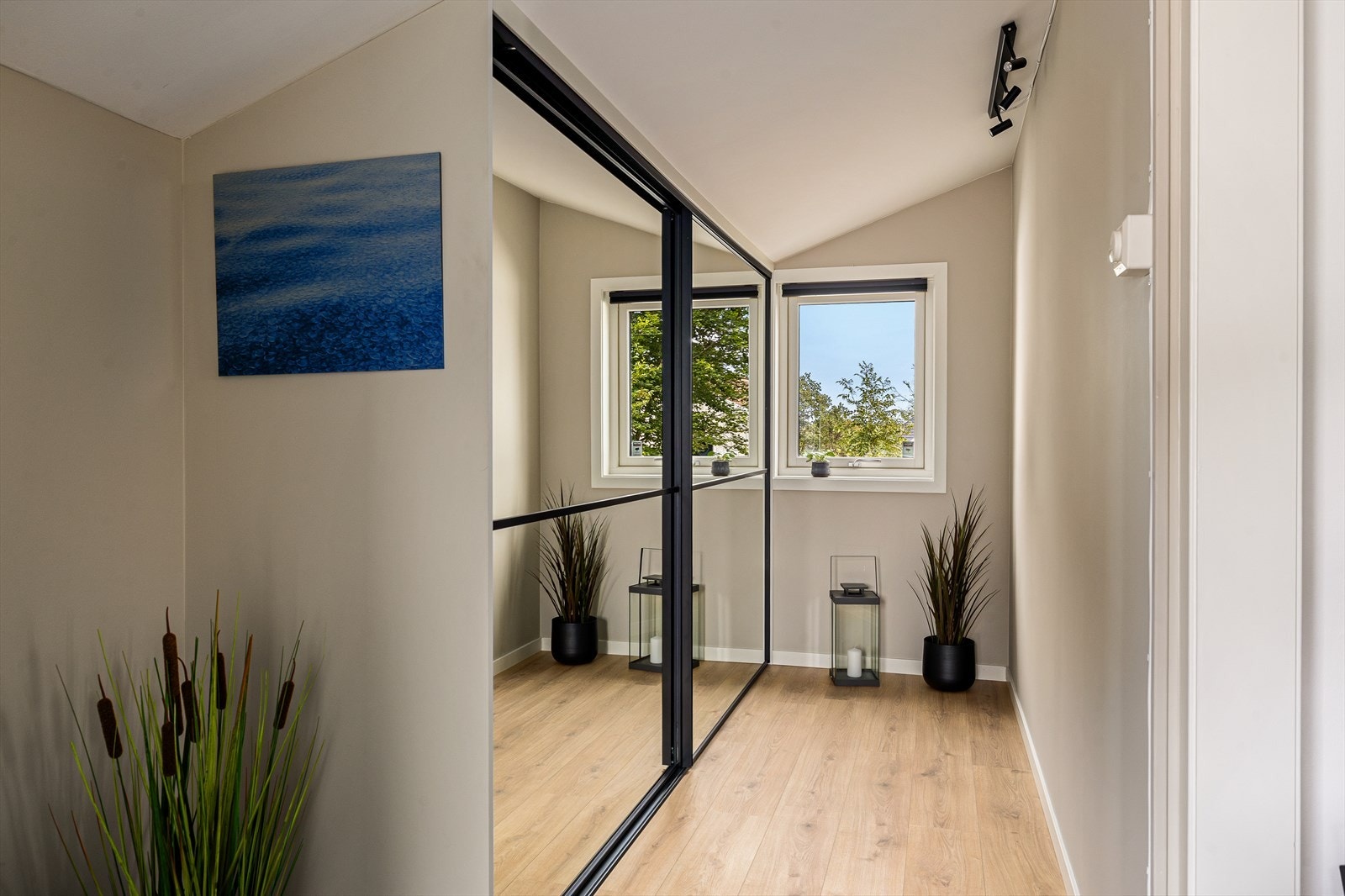 Her er det plass til å henge fra seg yttertøy i en praktisk skyvedørsgarderobe. Galleribilde