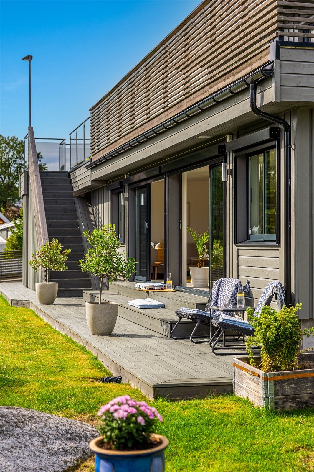 Velstelt hage med frodig beplantning. Galleribilde