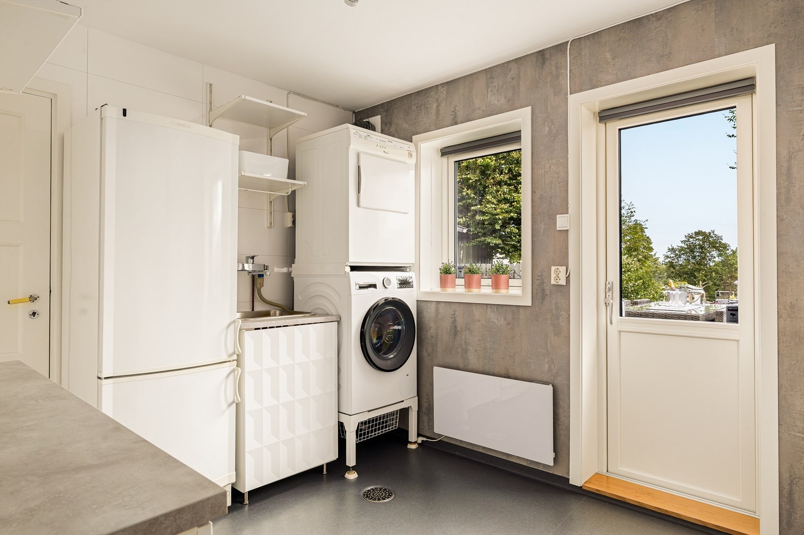 Boligen har et praktisk vaskerom med adkomst fra hall i 1. etasje. Rommet er utstyrt med stål vaskekum i innredning og opplegg for vaskemaskin. Det er ventilert med mekanisk ventilasjon montert på vegg. Galleribilde