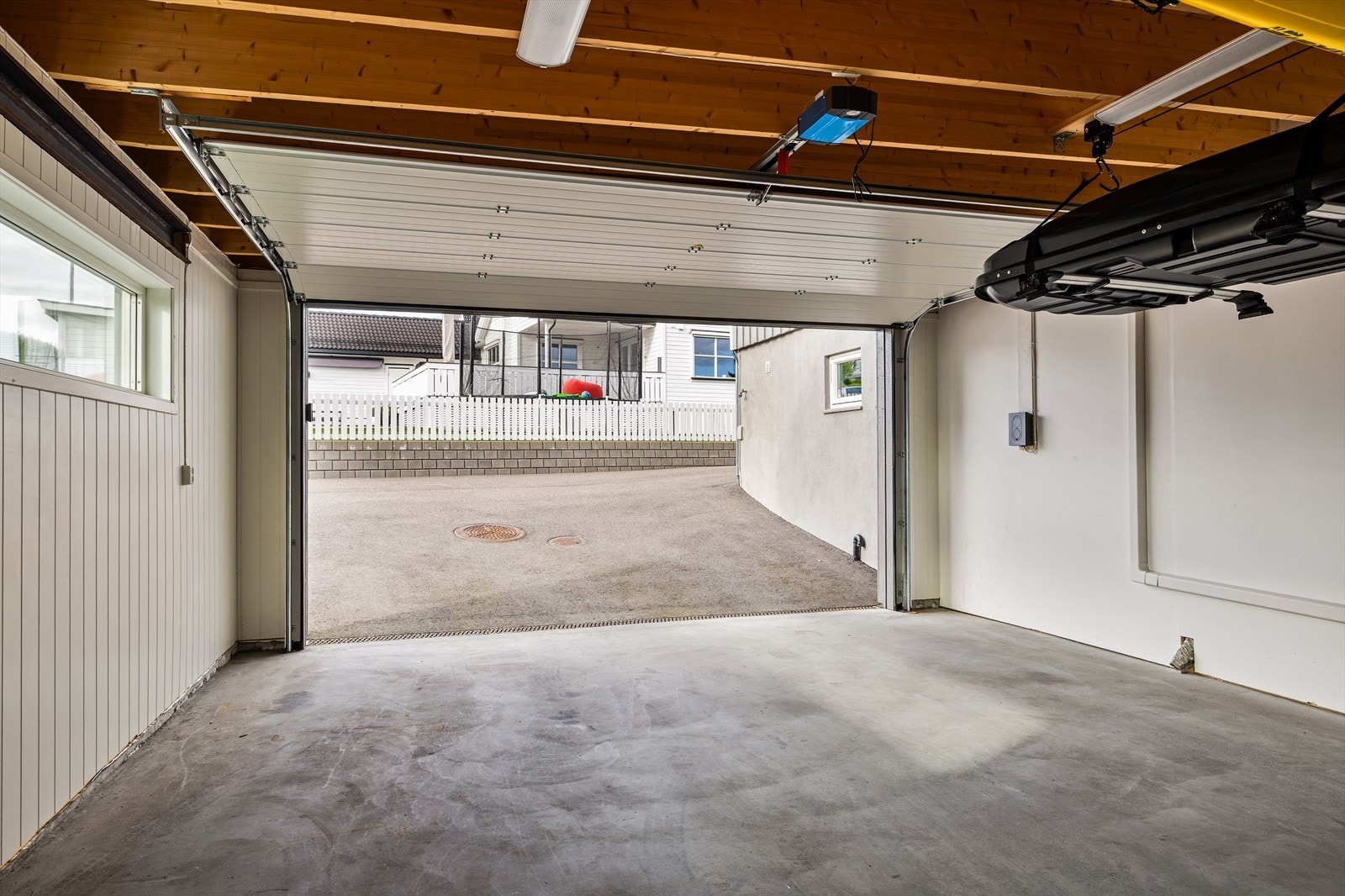 Garasjen er innredet med plater på vegger. Galleribilde