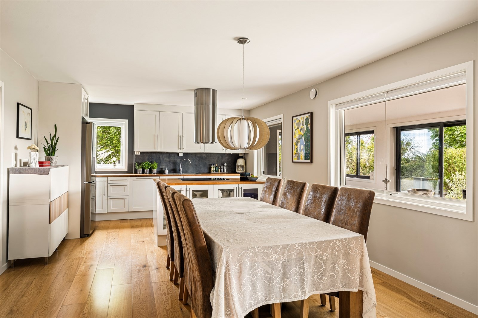 Kjøkken med malte fronter og heltre eik benkeplate. Galleribilde