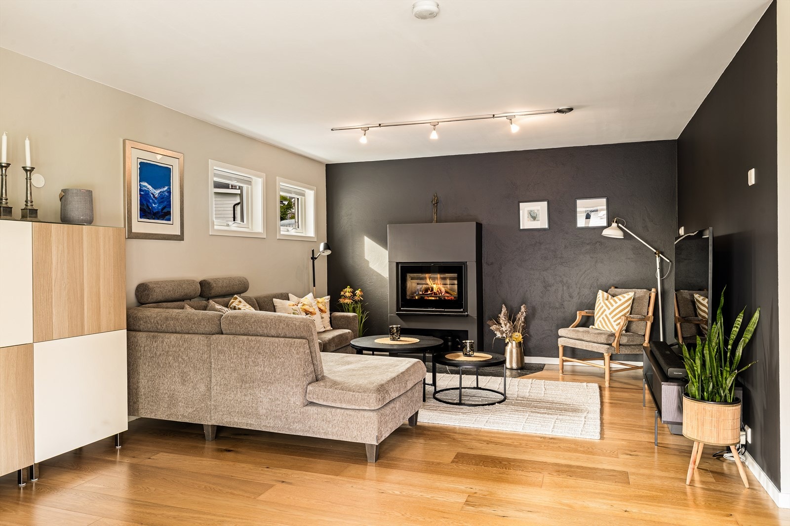 Ved sofakroken finner du en koselig peis som skaper varme og stemning på kalde vinterdager. Galleribilde