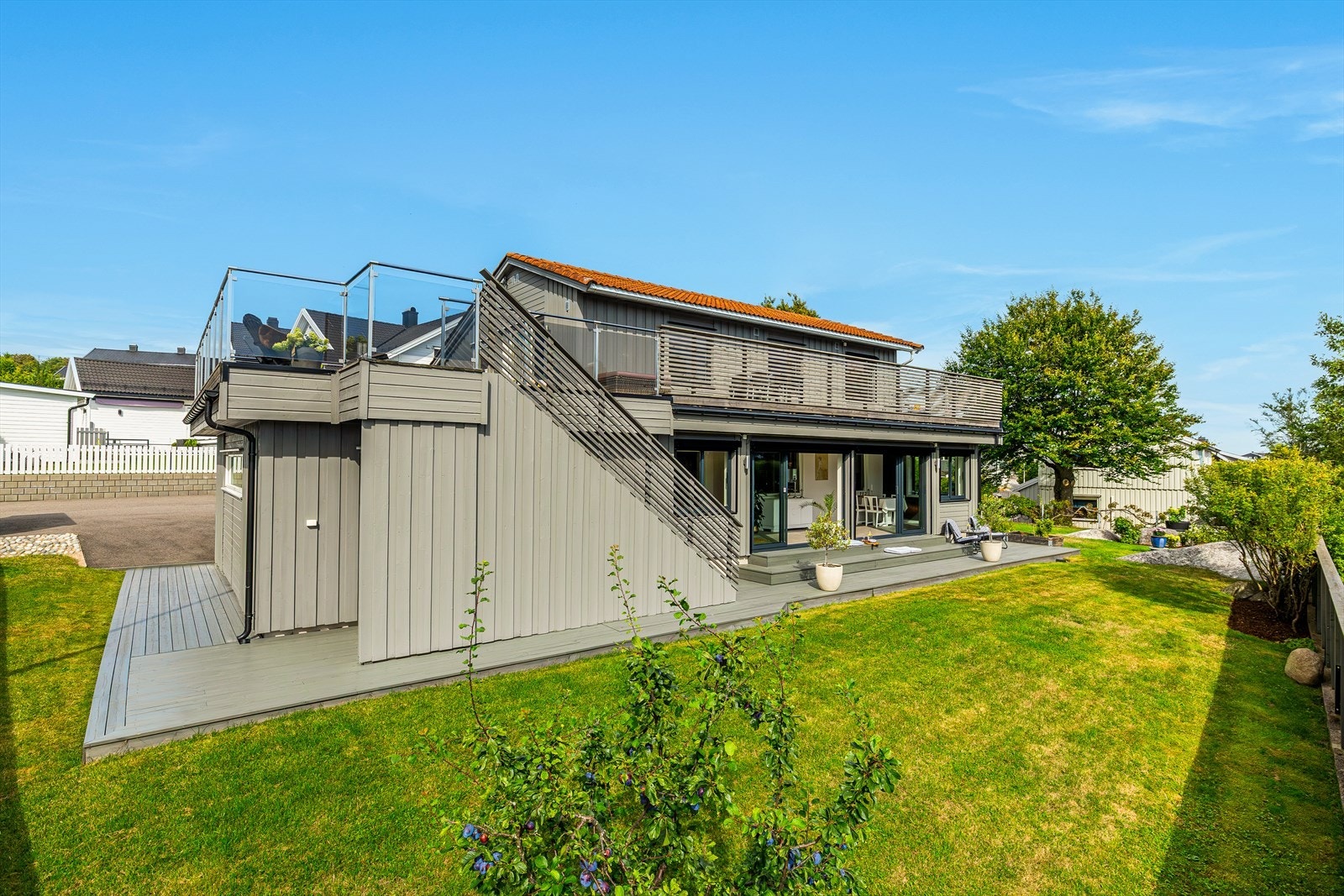 Innbydende uteområde med frodig beplantning og naturpreg. Galleribilde