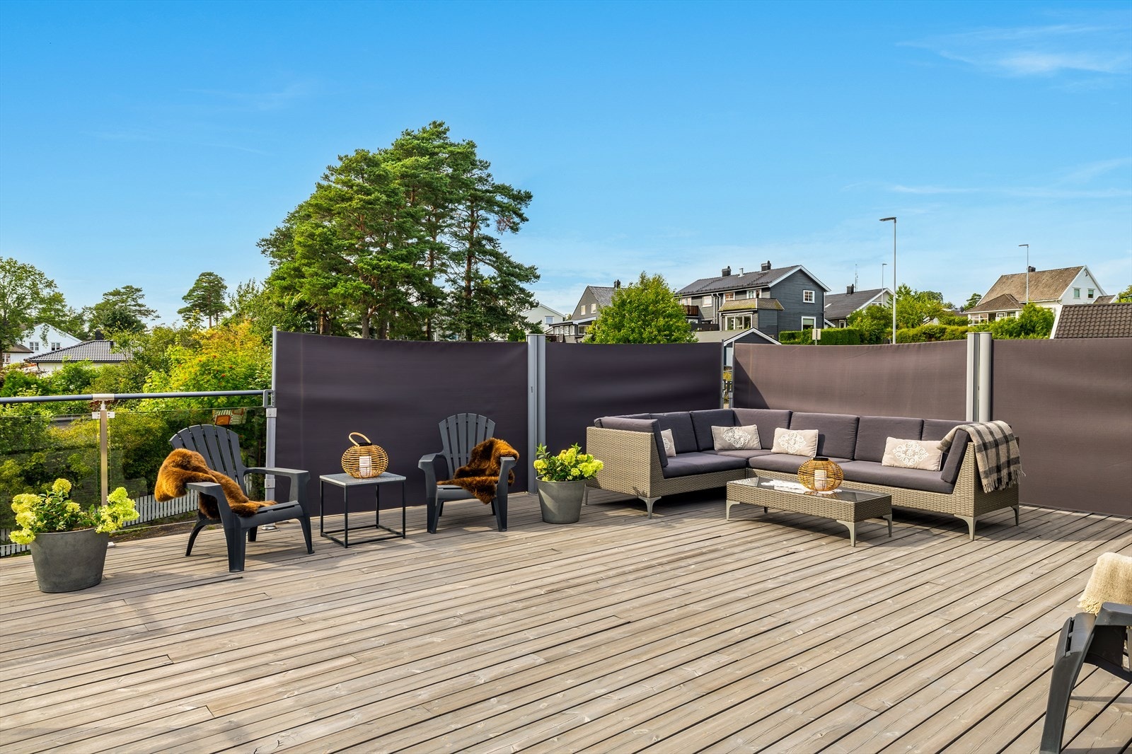 Romslig terrasse med plass til alt du trenger for utendørs hygge. Galleribilde