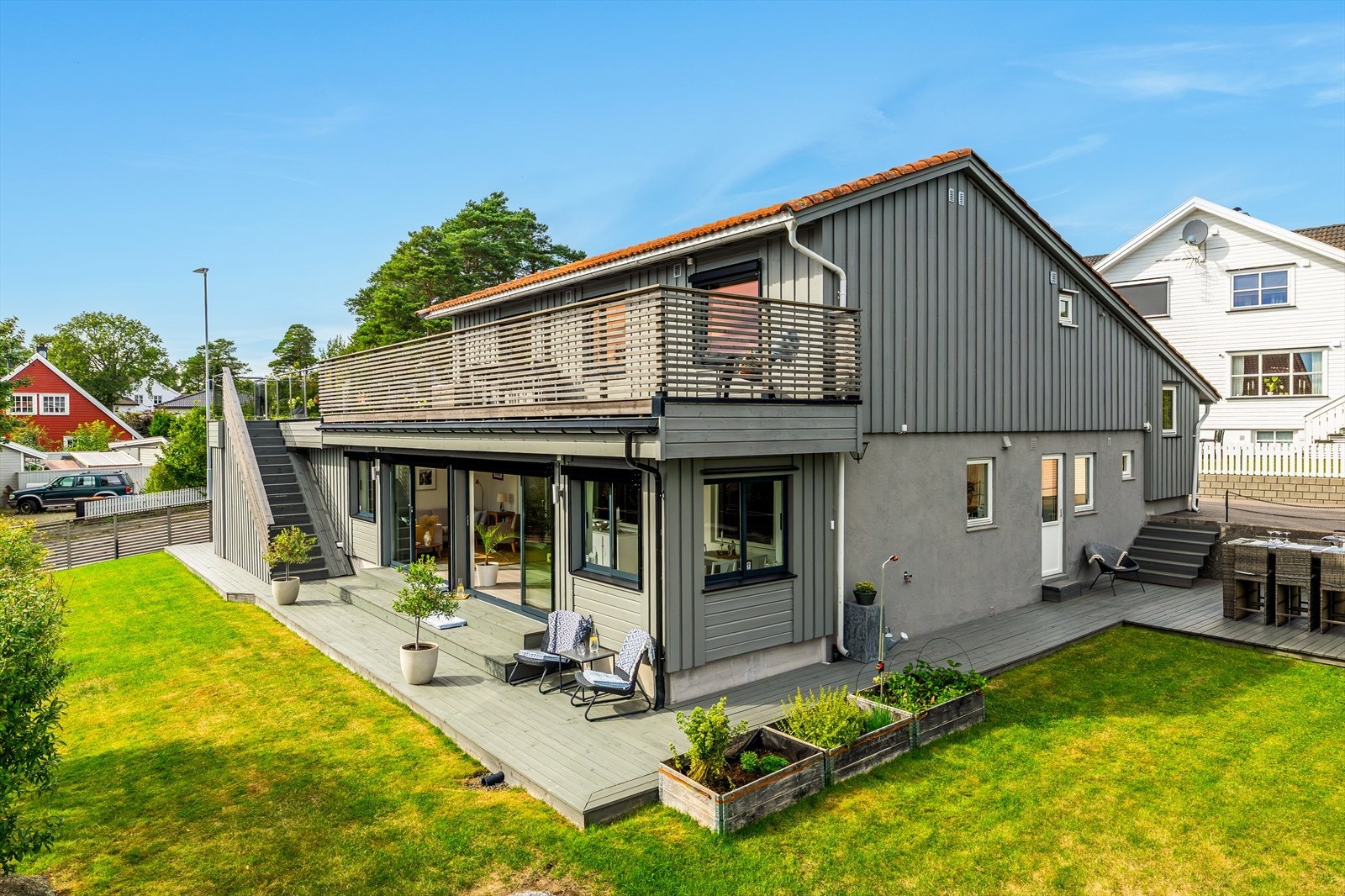 Solrik tomt med pent opparbeidet hage. Galleribilde