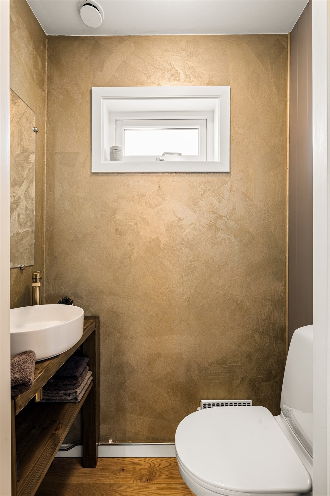 Rommet er utstyrt med vaskeservant i innredning og gulvmontert WC. Det er ventilert med mekanisk ventilasjon. Toalettrommet ble pusset opp i 2020. Galleribilde