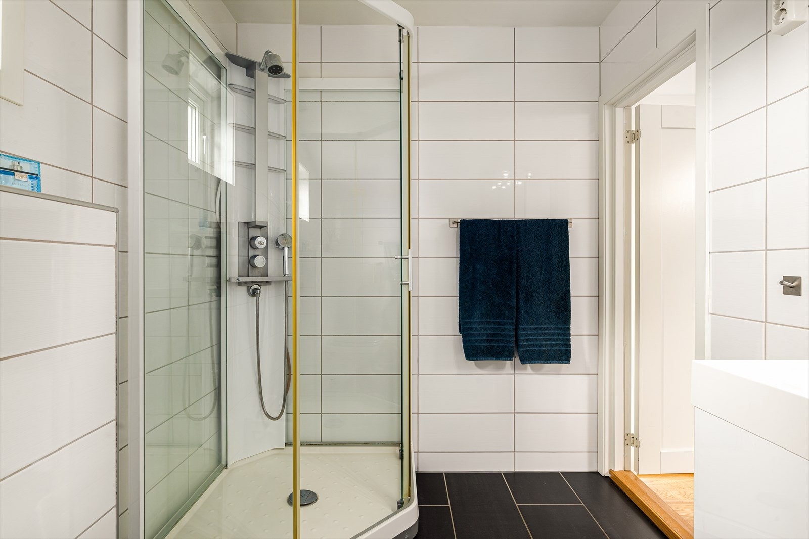 Bad/wc med adkomst fra gang i 2. etasje. Rommet er utstyrt med vaskeservant i innredning, lukket dusjkabinett og veggmontert WC. Ventilasjon skjer via mekanisk ventilasjon på vegg. Galleribilde