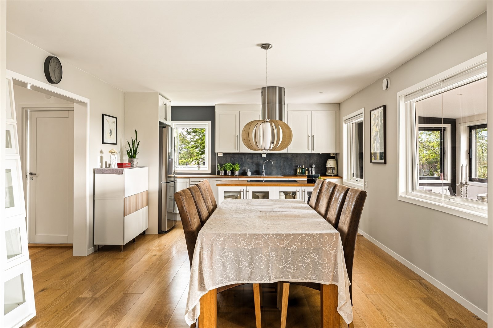 Ventilator og integrerte hvitevarer er fra 2021, mens innredningen er fra 2010. Galleribilde