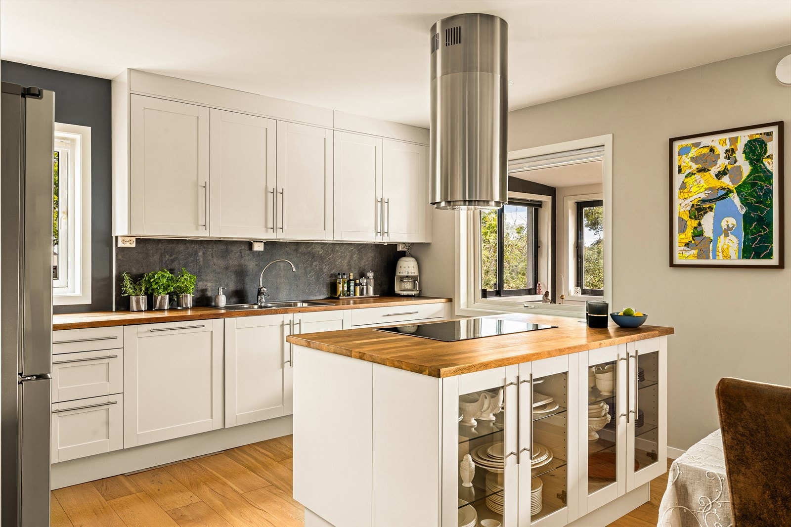 Det er integrerte hvitevarer, stål oppvaskkum og mekanisk ventilator. Galleribilde