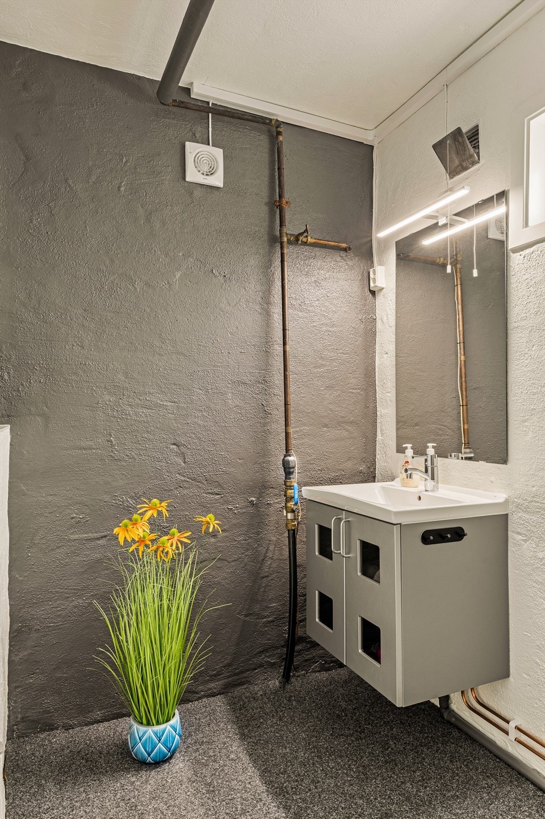 Innvendige overflater består av malt betong på gulv, vegger og tak. Galleribilde