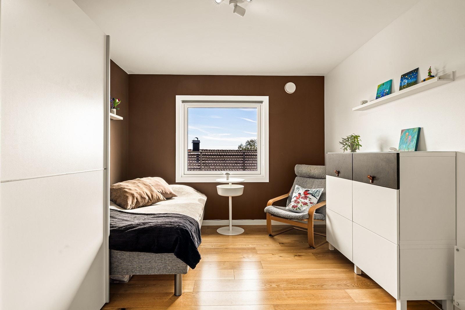 Soverom 3. Rommene kan enkelt tilpasses ulike behov, som hjemmekontor, gjesterom eller hobbyrom. Galleribilde