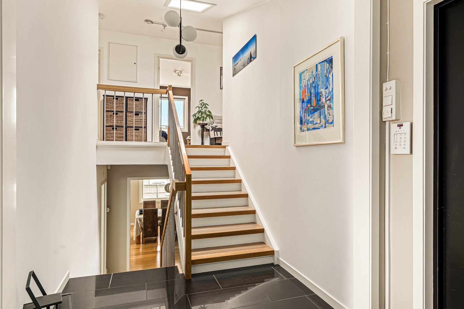 Mellometasje med entré. Galleribilde