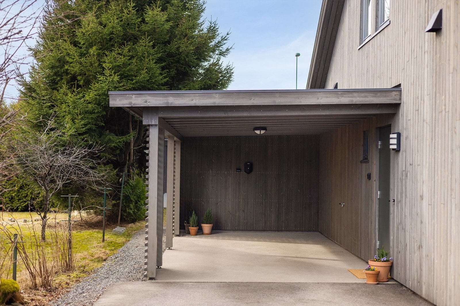 Boligen har tilliggende carport, hvor man kan gå tørrskodd inn i boligen. Galleribilde