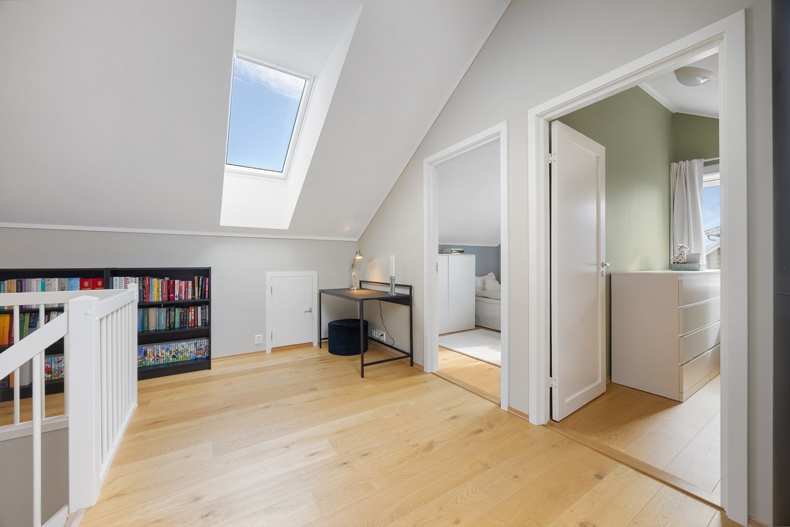 I 2.etg er det en lys og fin loftstue med takvinduer for rikelig lysinnslipp. Galleribilde