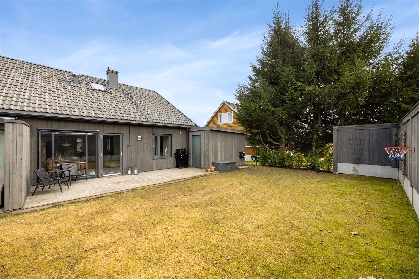 Lekker og innholdsrik halvpart av tomannsbolig fra 2020 med carport, beliggende i etterspurt boligområde på Bratsberg. Svært god planløsning med alle nødvendige fasiliteter på hovedplan! Galleribilde