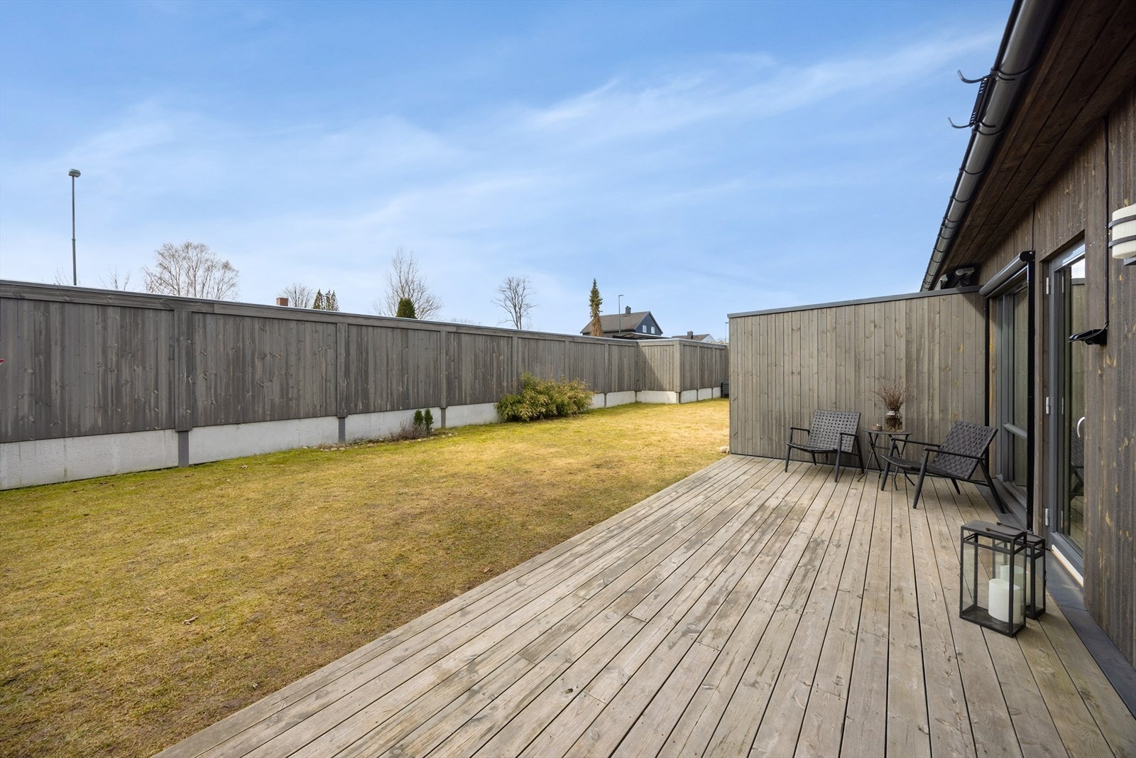 Fra stuen er det utgang til en deilig, usjenert markterrasse på 21 kvm, med god plass til utemøbler og grill. Galleribilde