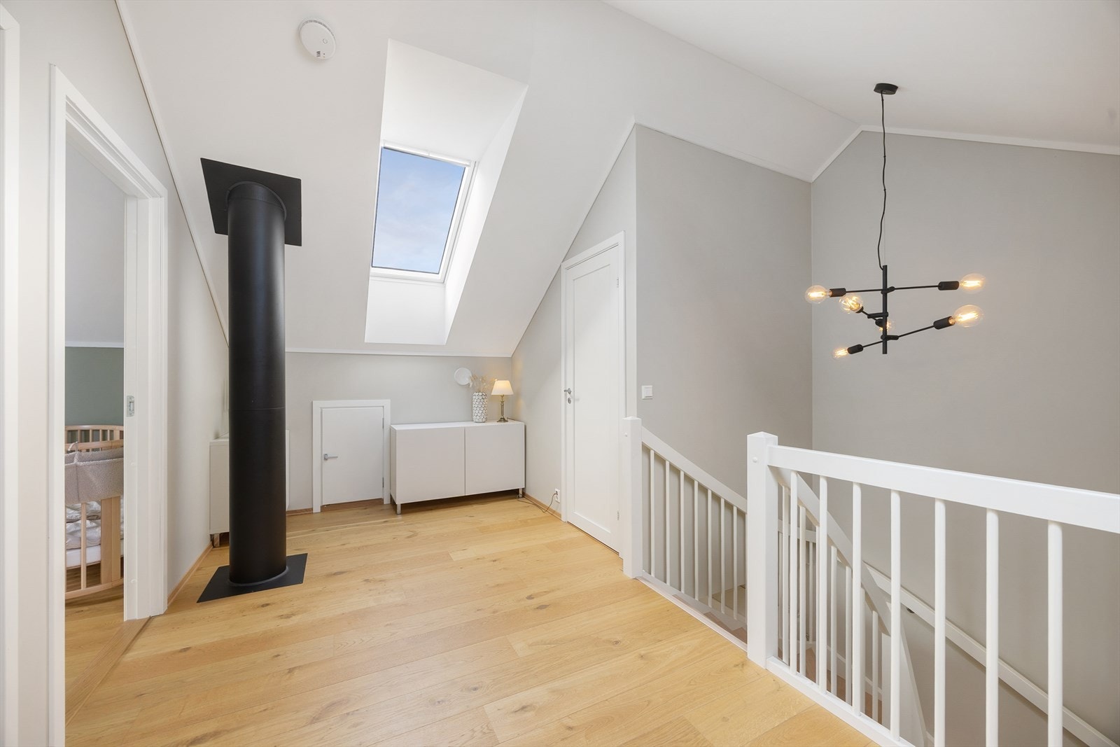 Boligen fremstår som en moderne og innholdsrik halvpart av tomannsbolig oppført over to plan, med praktisk planløsning, stilrene innredninger og gode materialvalg. Galleribilde