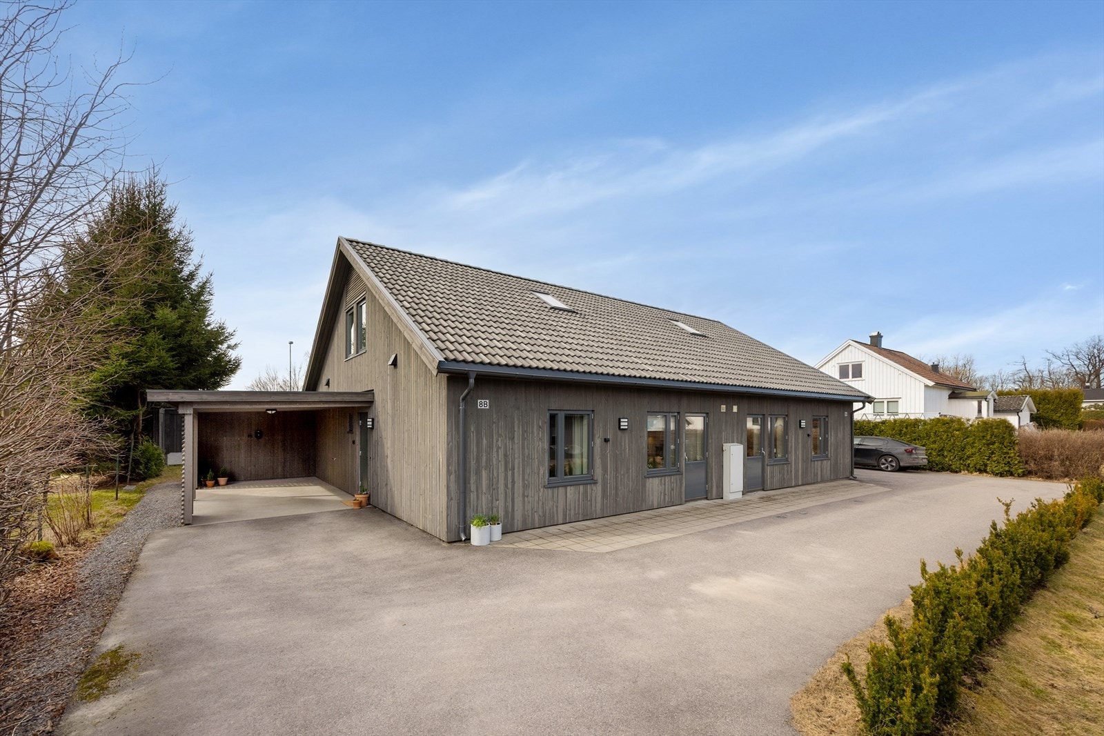 Boligen ligger fint til i meget populært, barnevennlig og sentralt boligområde på Bratsberg med nærhet til Gjerpensdalen. Et rolig området med lite gjennomgangstrafikk, hvor boligen har en meget skjermet og usjenert beliggenhet. Galleribilde