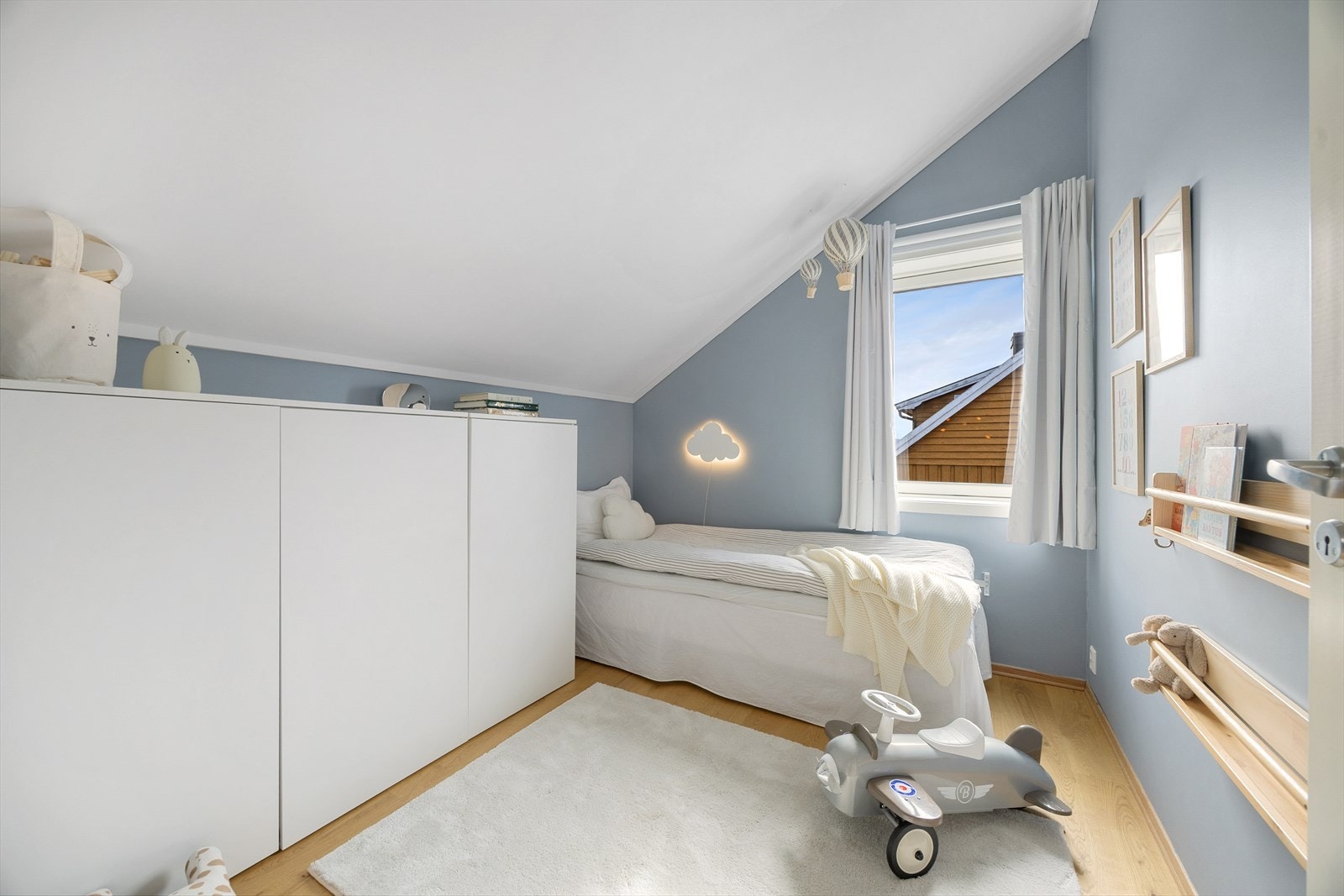Det er to lyse og flotte soverom i 2.etg, som begge har fin plass for soveromsmøblement. Galleribilde