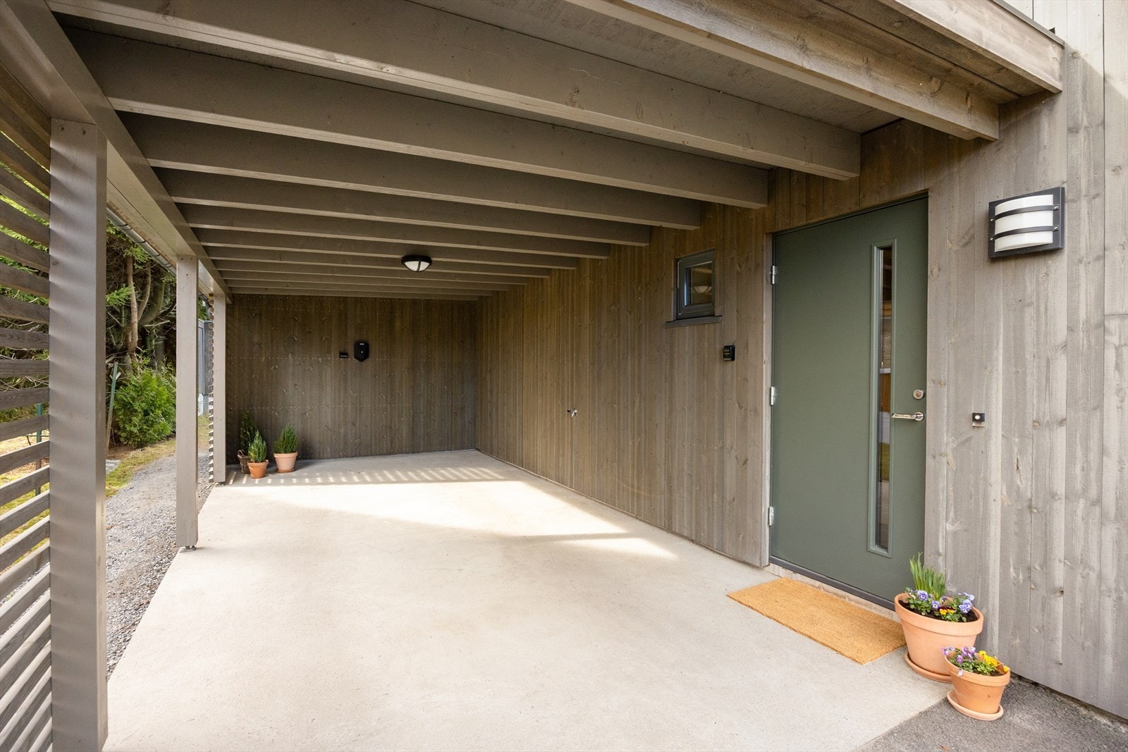 Eiendommen har parkering i carport med montert el-bil lader. Velkommen til Peder Bildts veg 8B! Galleribilde