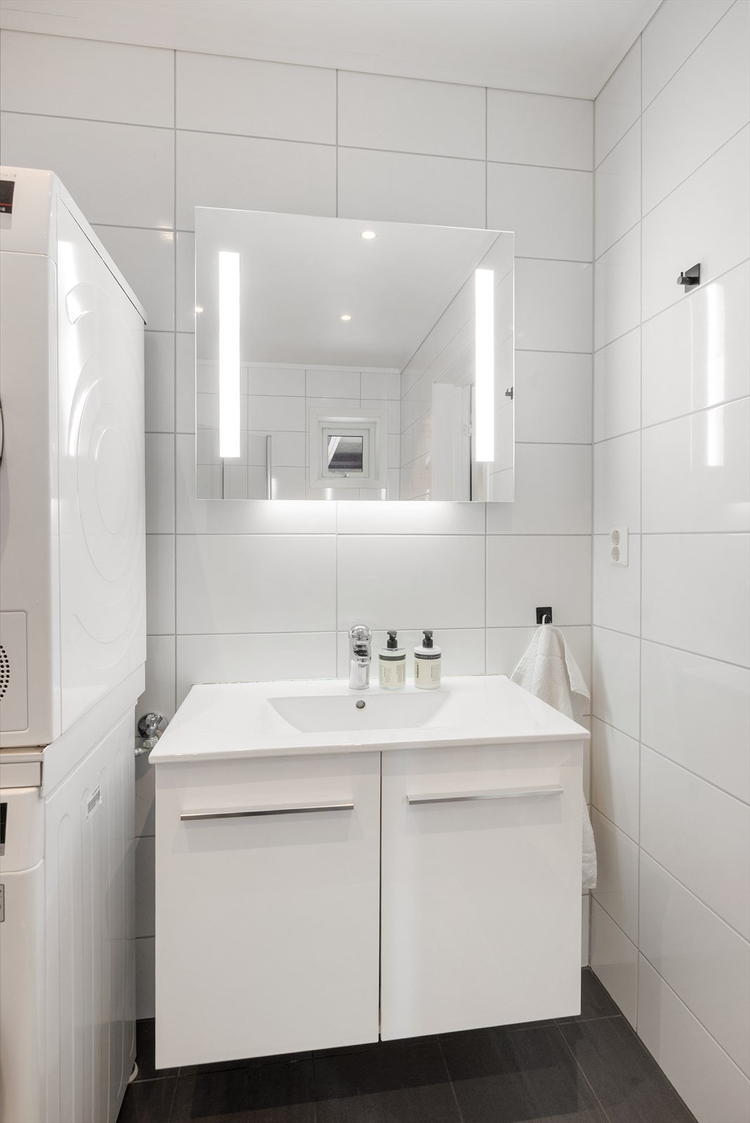 Pent, helfliset bad med varmekabel i gulv og spotter i tak. Badet har opplegg for vaskemaskin. Galleribilde