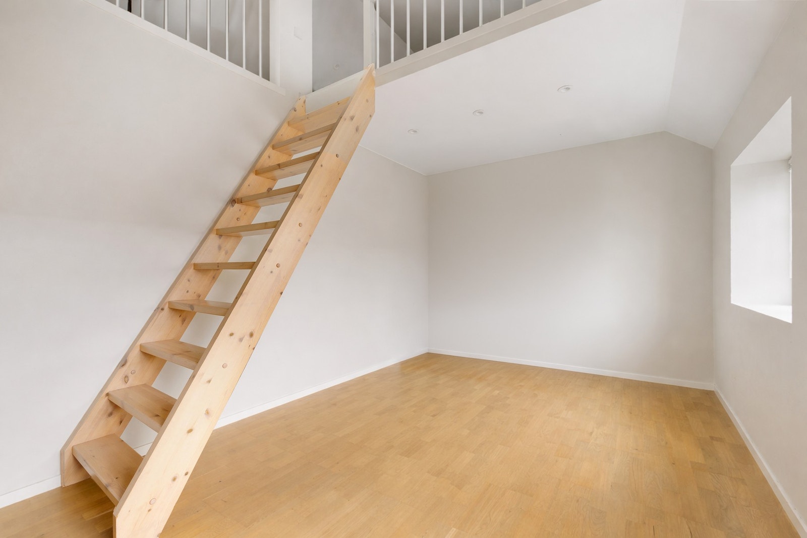 Her er det god plass til dobbeltseng og garderobeskap (rommet er virtuelt ryddet). Galleribilde