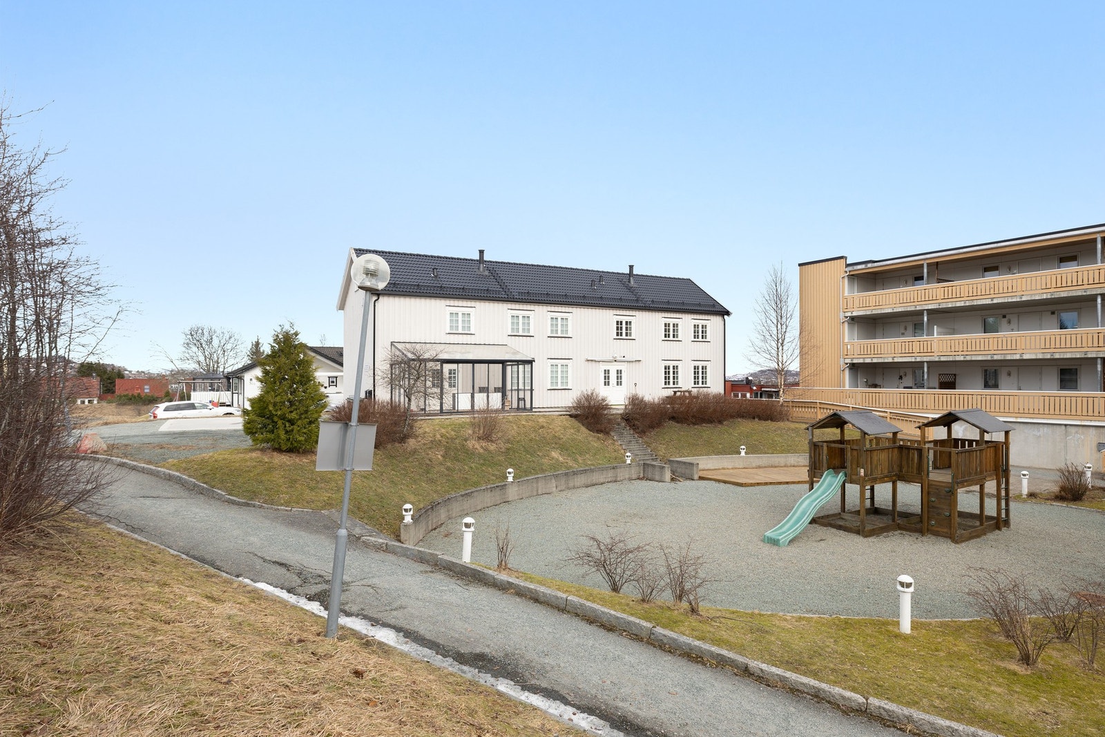 Boligen ligger i et svært rolig og barnevennlig område. Galleribilde