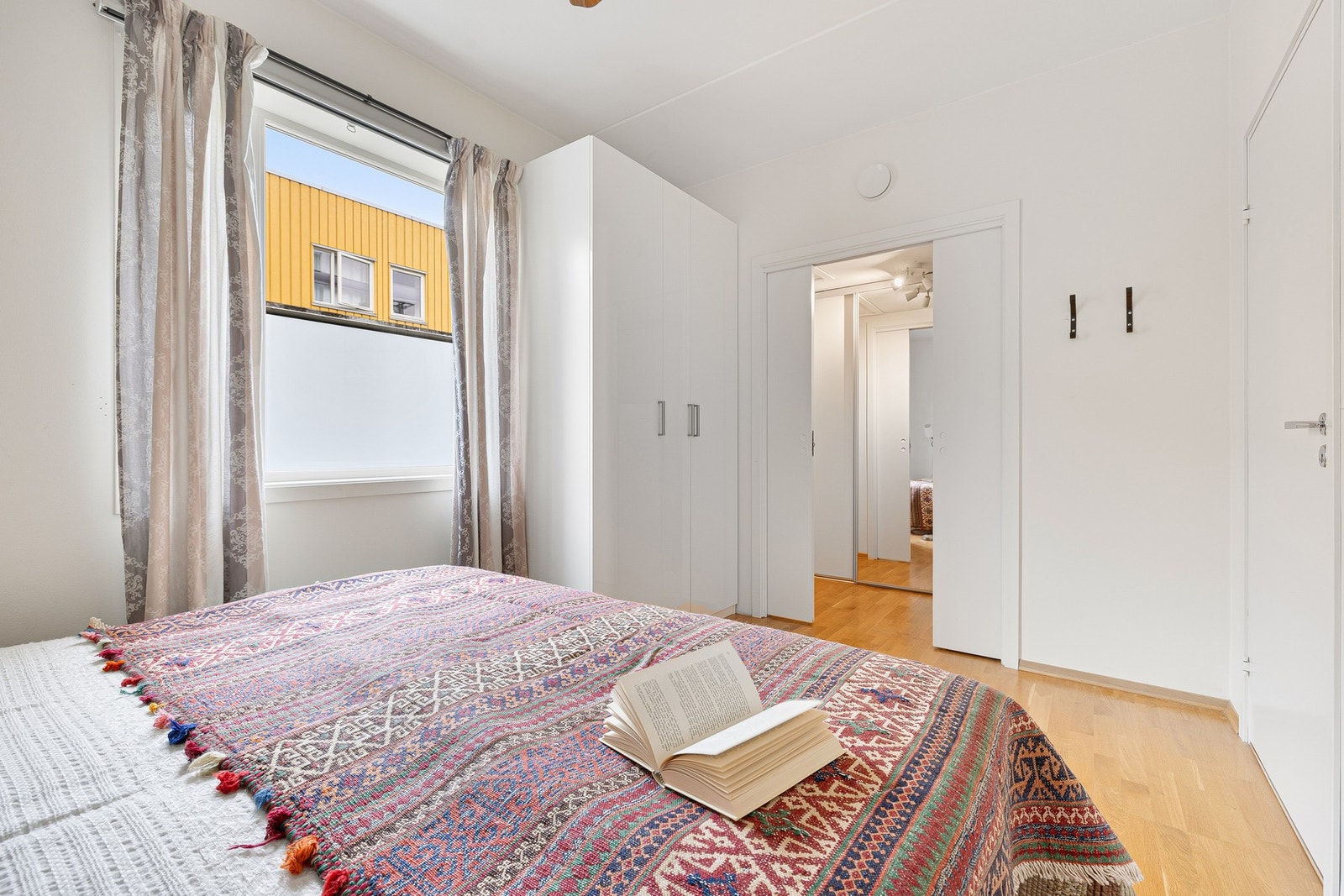 Svært god garderobeplass i tilknytning til soverom: Selve walk-in-garderoben er på 4,5 m². Inne i den er det en stor skyvedørsgarderobe i tillegg. Det er også et stort garderobeskap i selve soverommet Galleribilde
