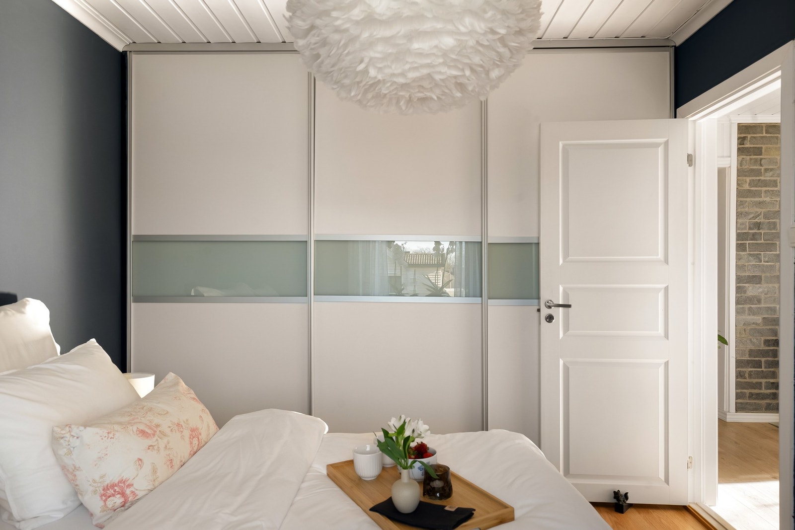 Oppbevaringsplass i skyvedørsgarderobe. Galleribilde