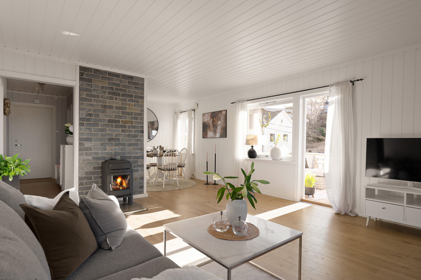 Leiligheten befinner seg i 2. etasje i en 4-mannsbolig og inneholder entré, stue, kjøkken, 2 soverom og bad. Galleribilde