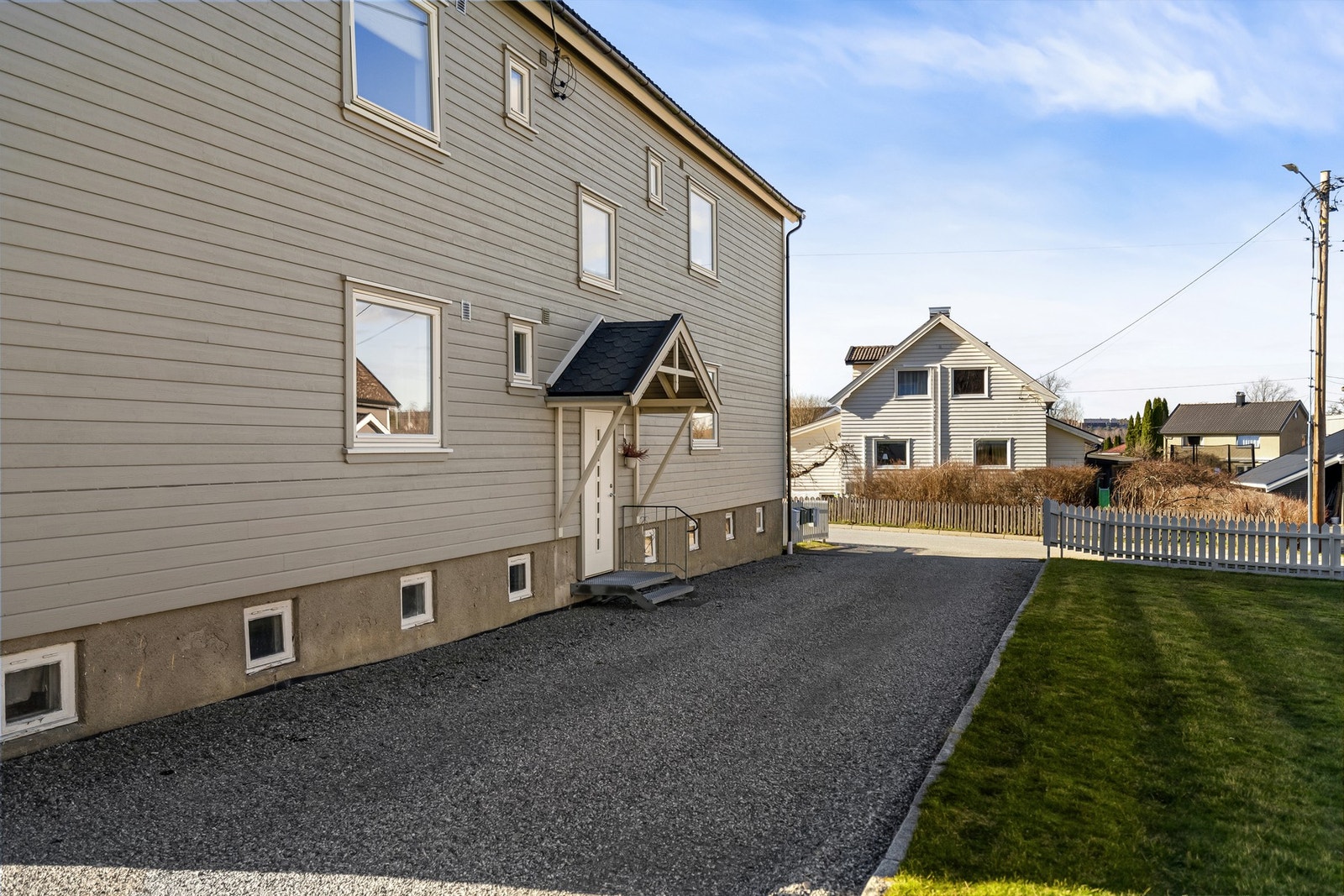 Inngang via felles trapperom. Det medfølger bodplass i kjeller og på loft. Galleribilde