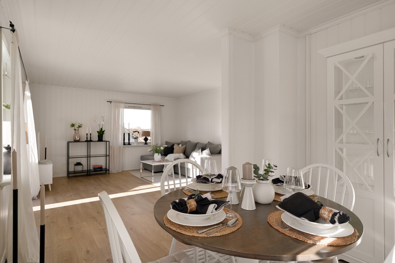 Planløsningen er praktisk med plass til både sofakrok og spisestue. Galleribilde