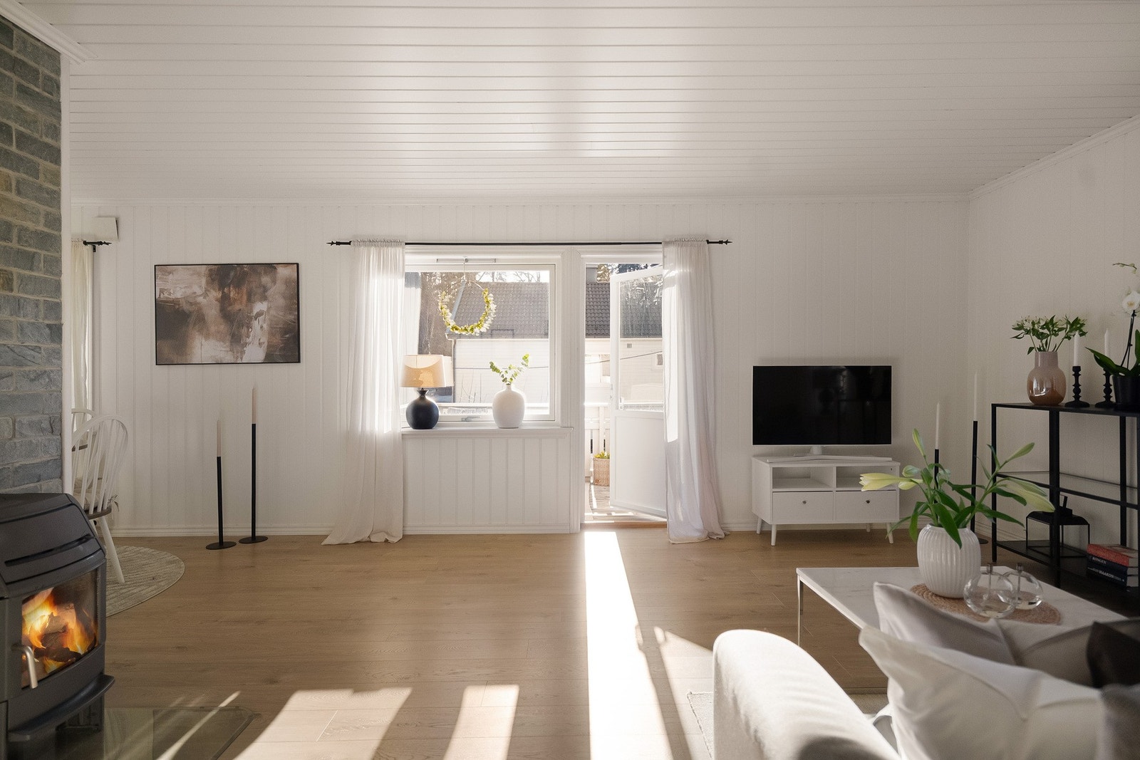 Det er vedovn i stuen. Galleribilde