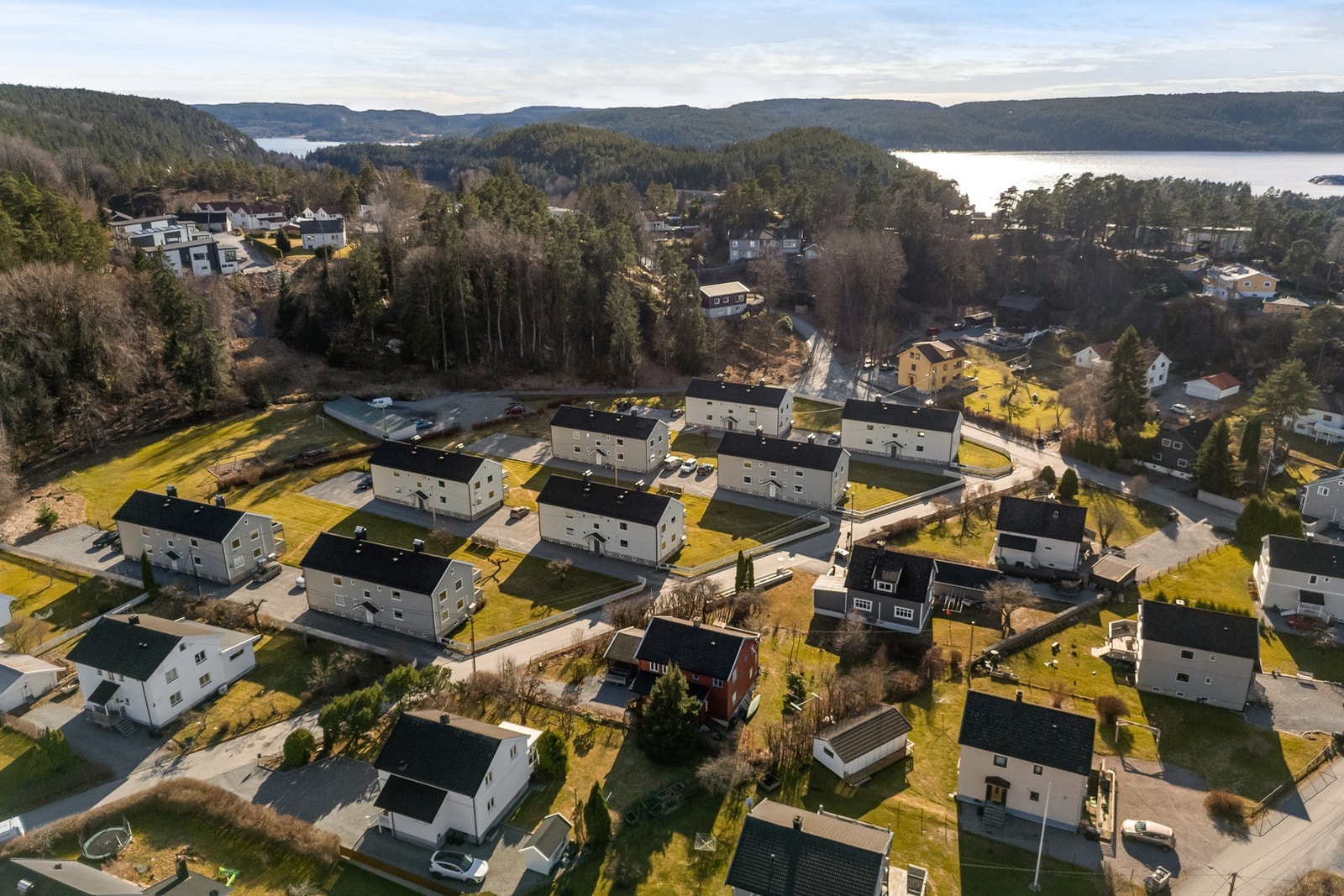 Biloppstillingsplass utenfor boligen medfølger. Det er lagt opp til å kunne sette opp ladeboks. Galleribilde