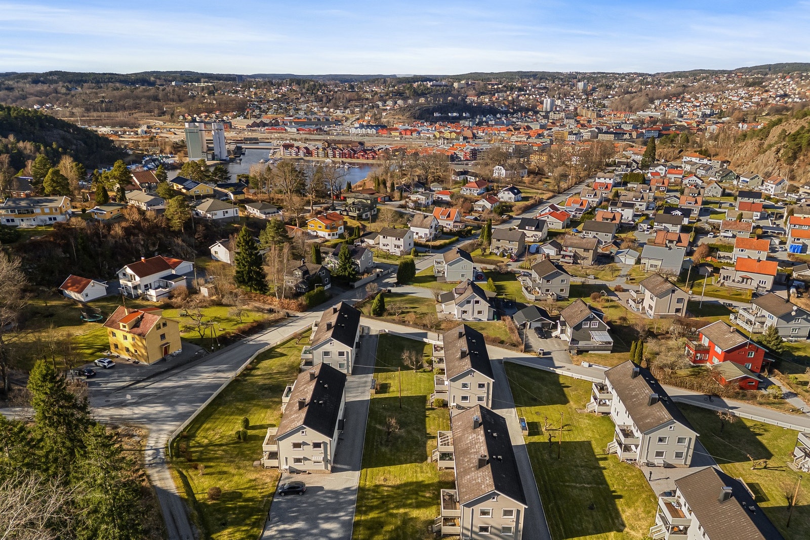 Leiligheten befinner seg i et fint område med kort vei til både festningen, skole og gangavstand til sentrum. Galleribilde