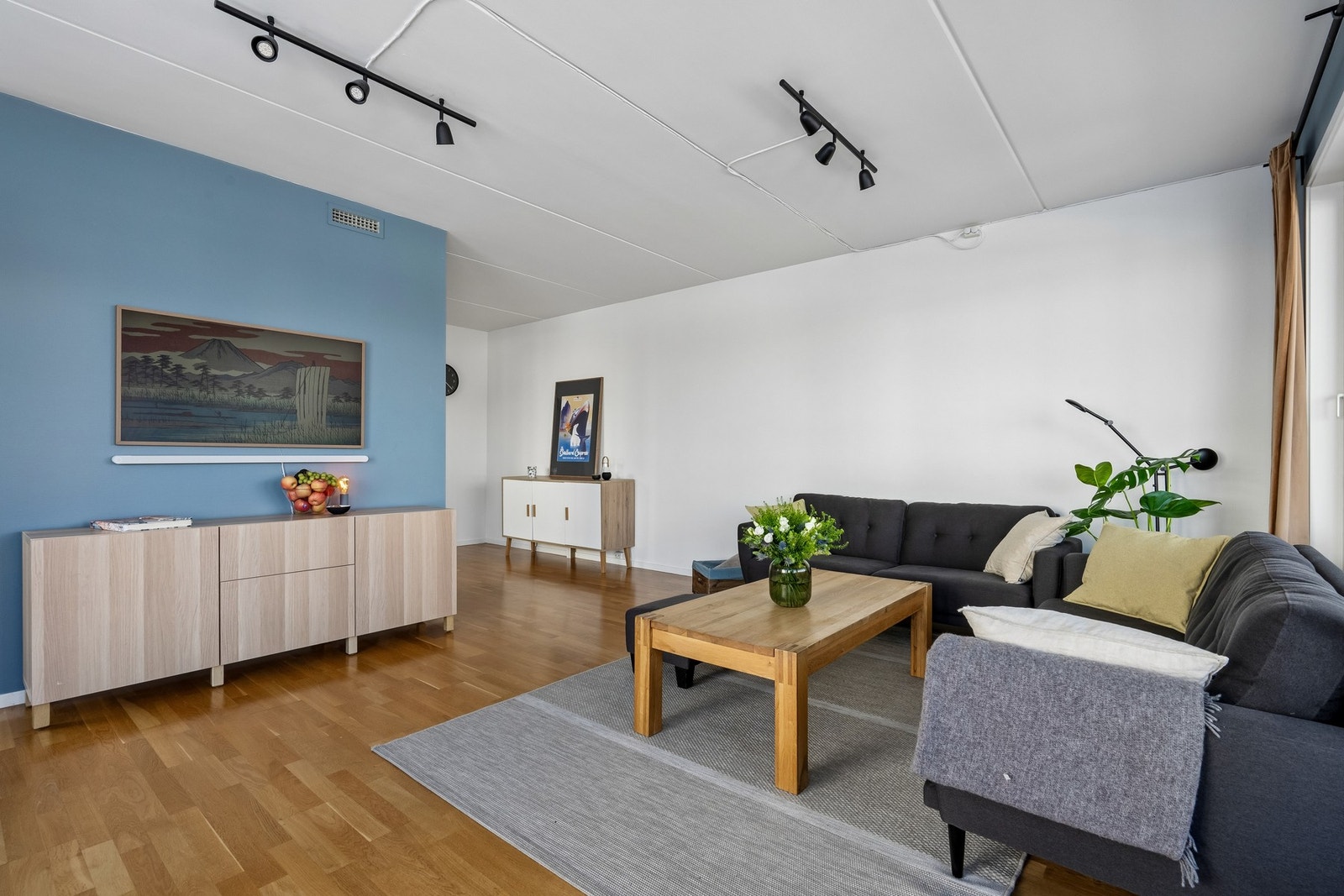 Vegg inn mot kjøkkenet i stuen som er en perfekt tv-vegg Galleribilde