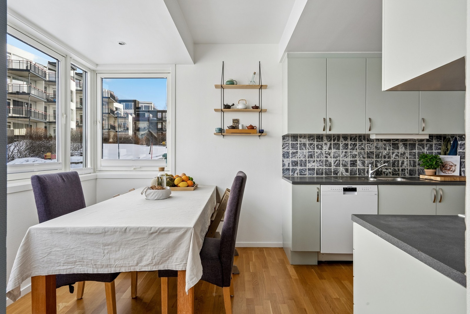 Med spisebordet i karnapp løsningen Galleribilde