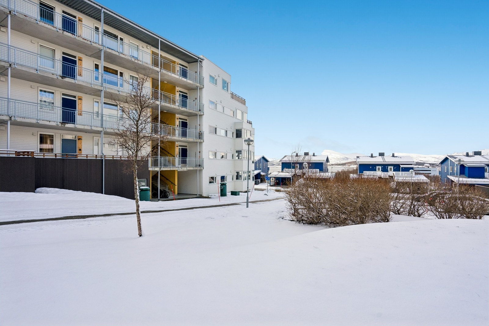 Inngang til bygget både fra sør og nord Galleribilde