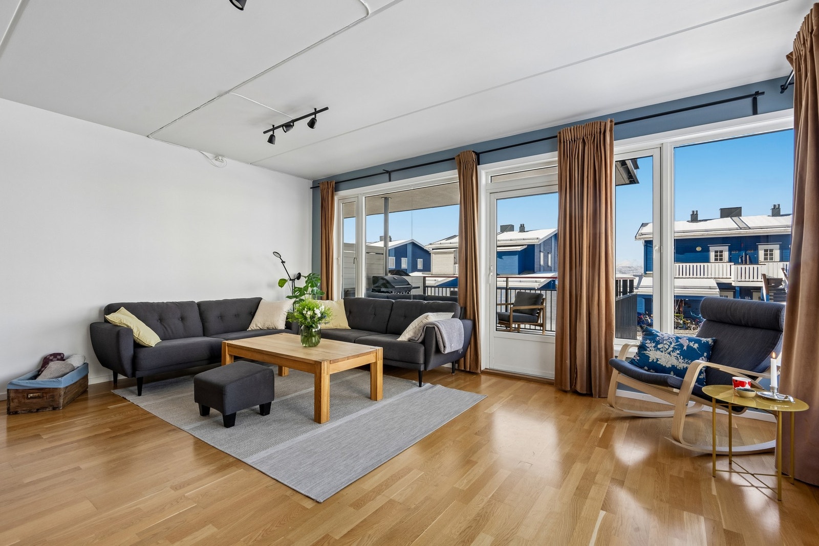 Mange møbleringsmuligheter i stuen Galleribilde