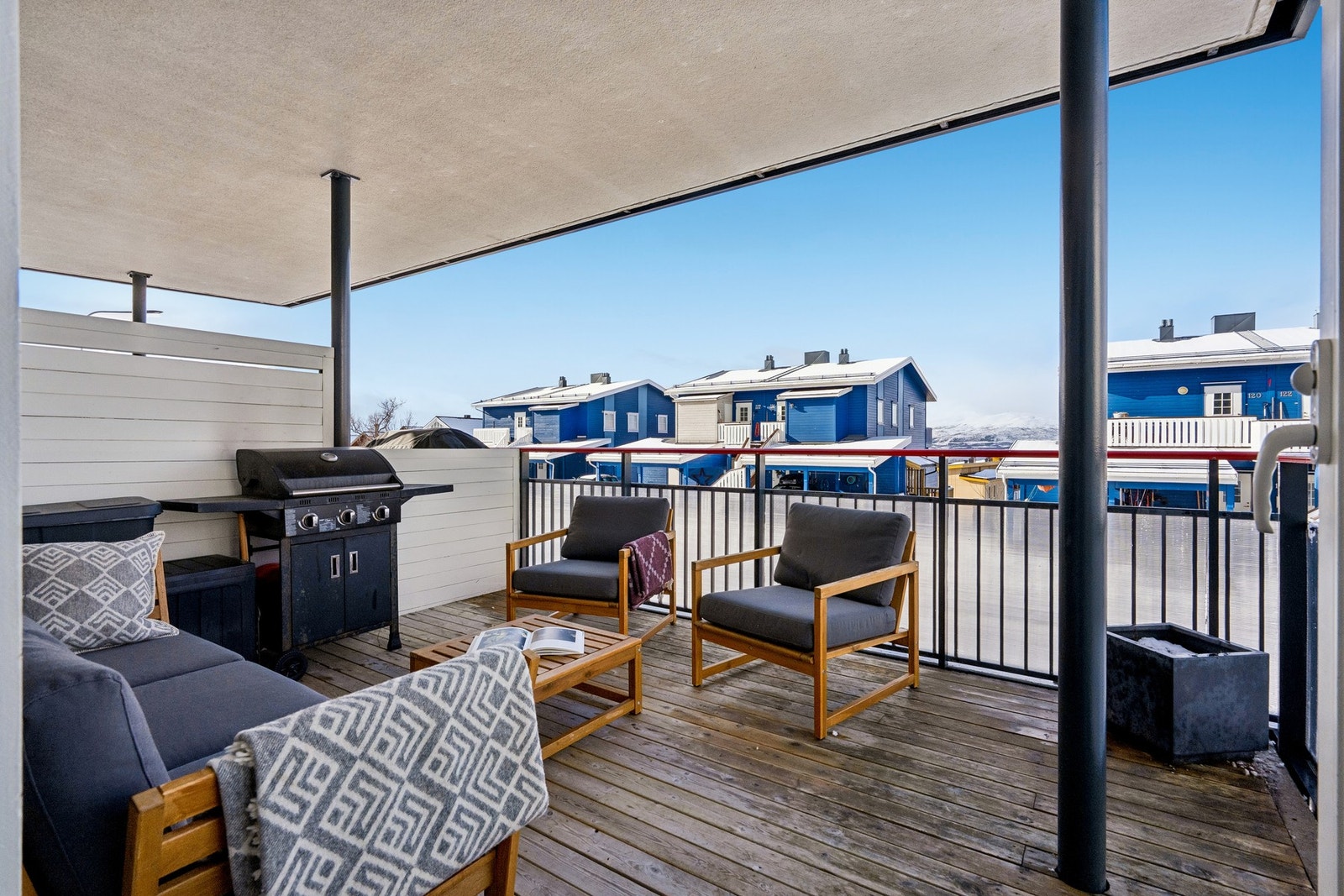 Utgang til den overbygde terrassen fra stuen Galleribilde