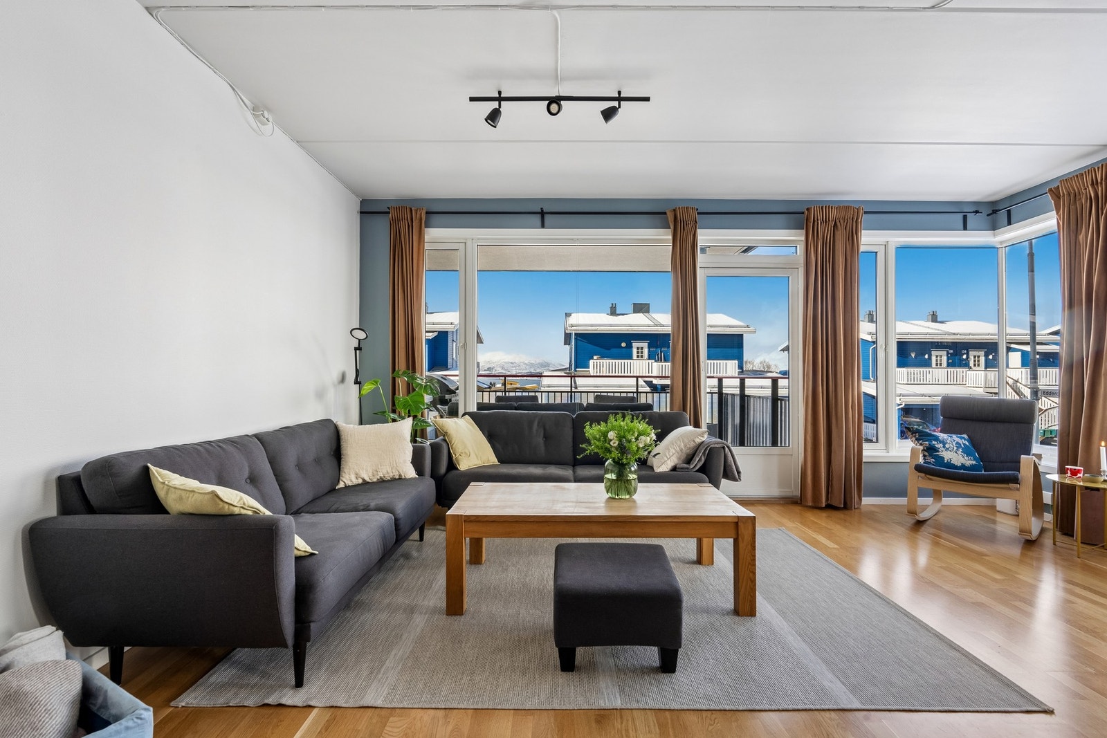 Stuen med store vinduer mot vest Galleribilde