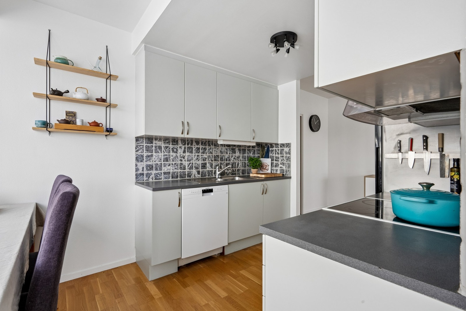 Kjøkkenet er på to vegger Galleribilde