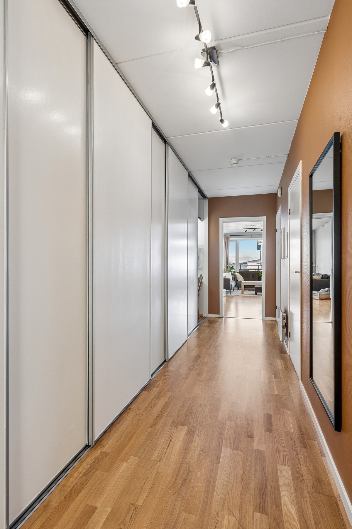 Entre med skyvedørsgarderobe/ bod hele veien Galleribilde