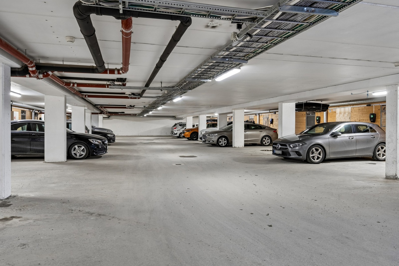 Garasjeplass i underetasjen av bygget.
Velkommen til visning! Galleribilde