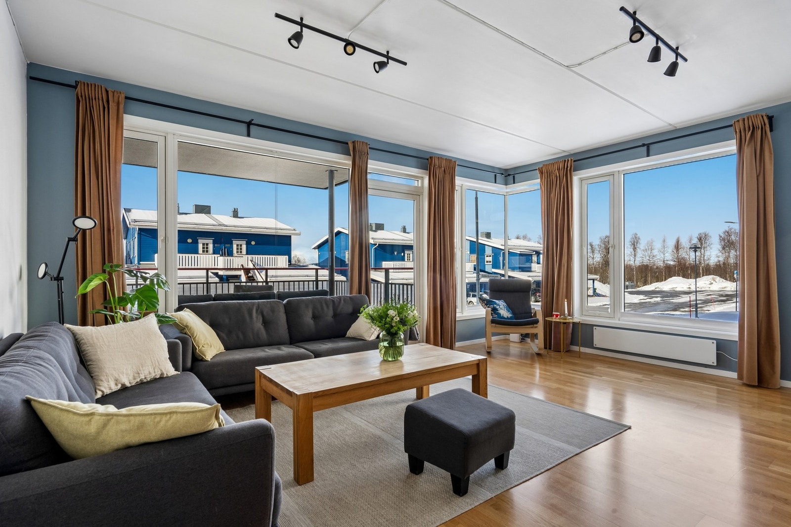 Velkommen til denne romslige 3-roms frontleiligheta på populære Fagereng Galleribilde