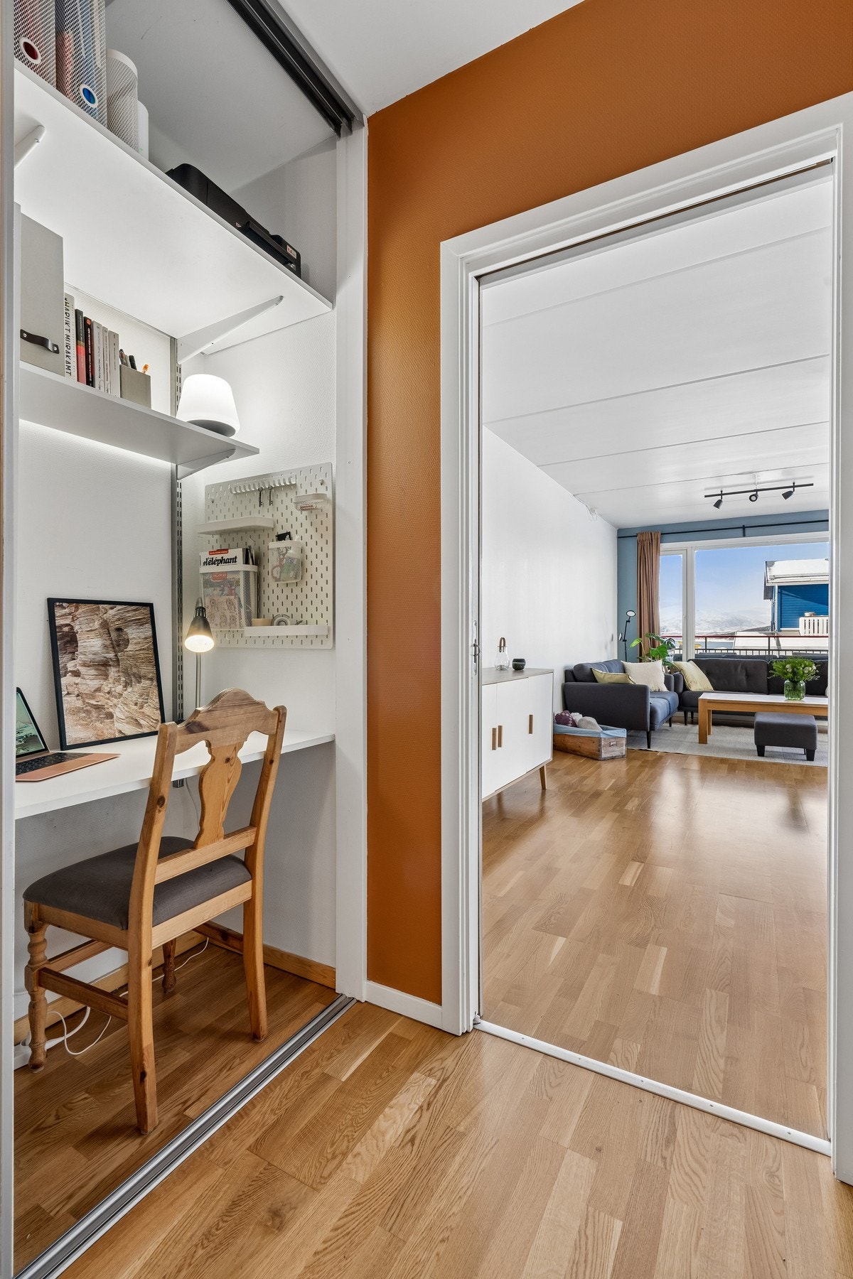 Smart hjemmekontor i enden av garderoben Galleribilde